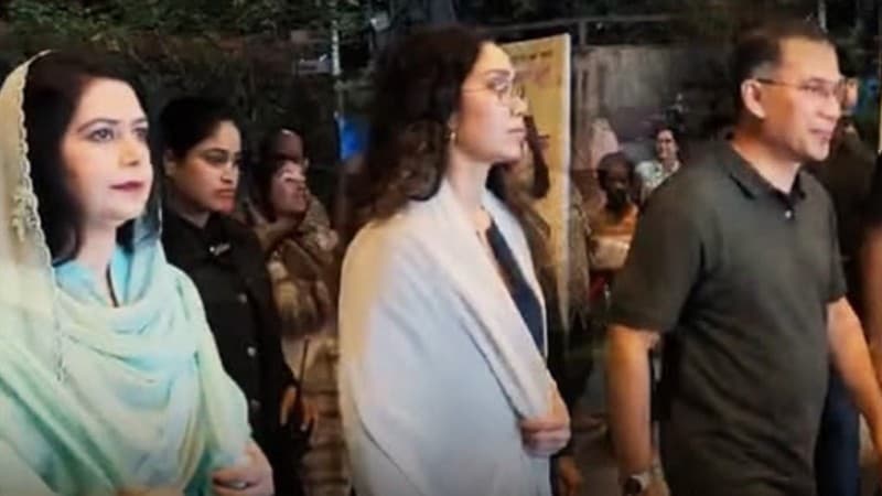 PM watches play with family at Bailey Road