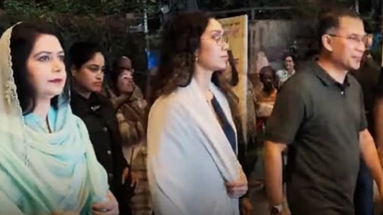 PM watches play with family at Bailey Road