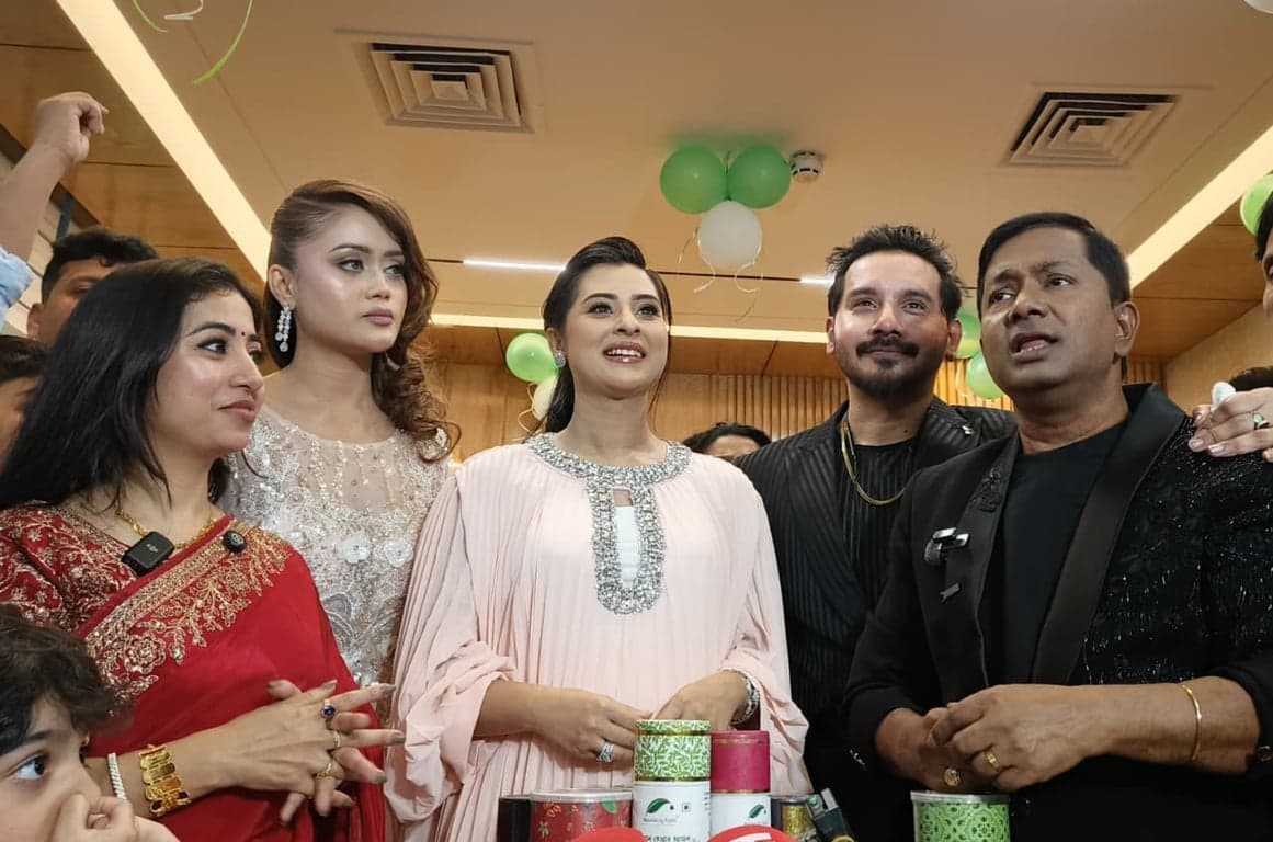 Celebrities shine as ‘Naturals by Rakhi’ unveils new Gulshan outlet