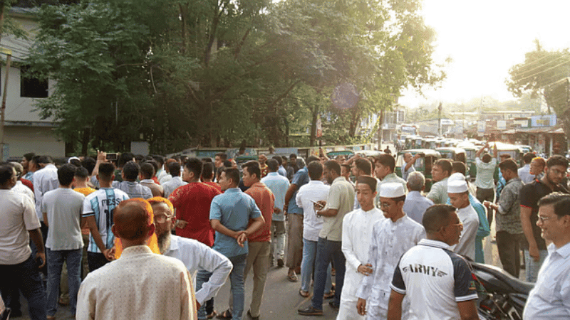 Road blockade in Rangamati demanding withdrawal of Dipen Dewan's resignation