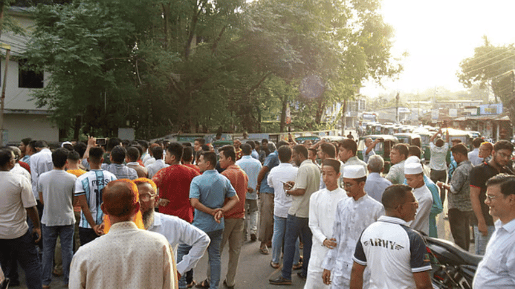 Road blockade in Rangamati demanding withdrawal of Dipen Dewan's resignation