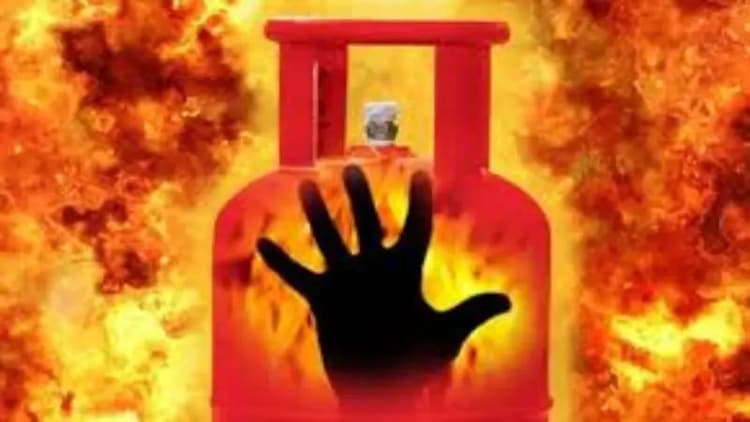 Four of same family burned in Cumilla cylinder blast