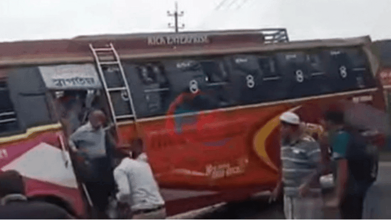 Bus collision in Faridpur leaves 3 dead