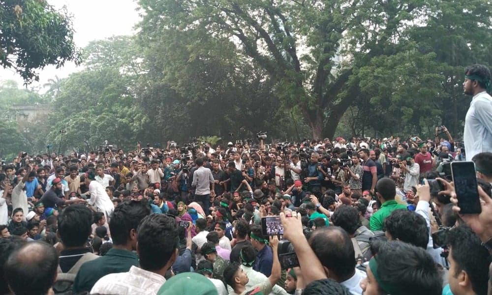 Agitated students besiege HC demanding resignation of pro-AL judges