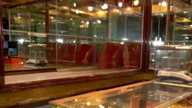 Burglars steal 500 bhori of gold from Malibagh jewellery shop