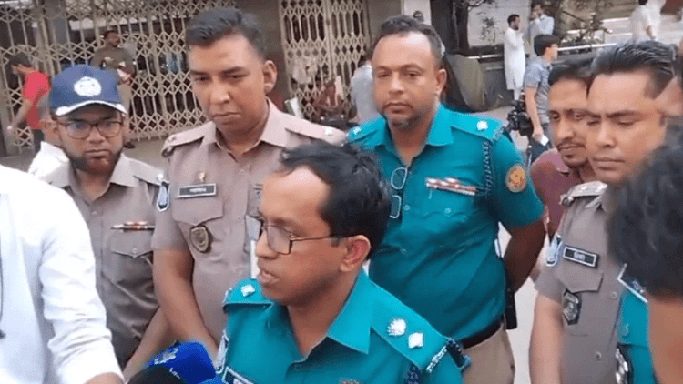 Rival sit-ins trigger tension outside Islami Bank Headquarters