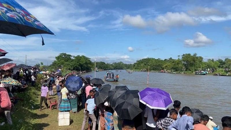 Boat race held despite 'Tawhidi Janta' protest, thousands gather