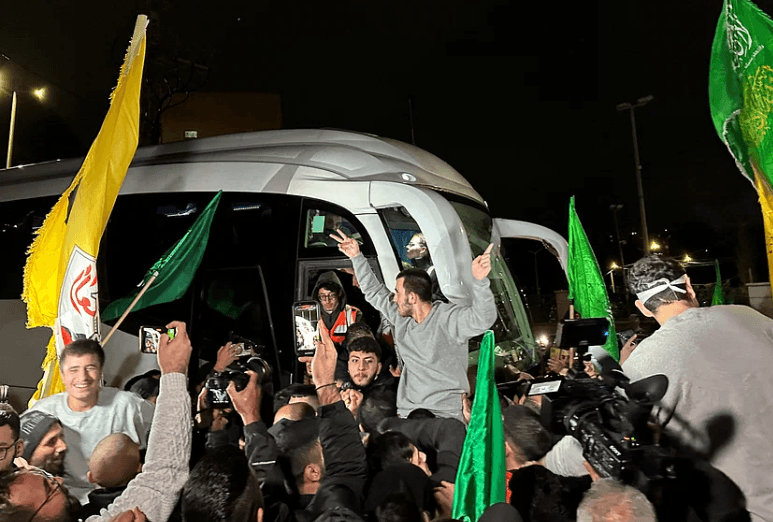 Hamas releases 12 hostages in exchange for release of 30 Palestinians