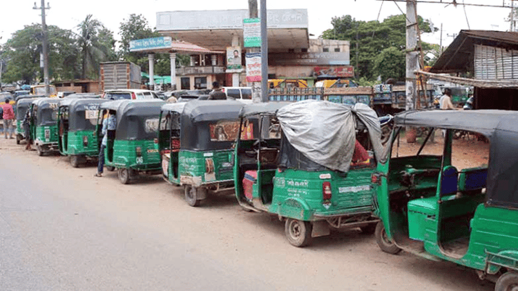 LNG supply disruption triggers long queues at CNG stations across Dhaka