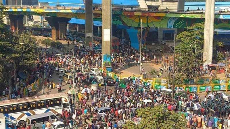 Traffic gridlock grips Dhaka as battery-driven rickshaw pullers block roads