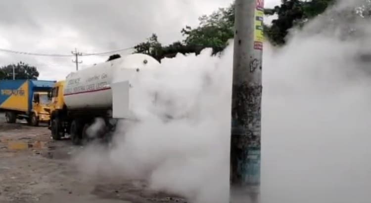 Nitrogen gas leak from tank lorry in Baraigram, area covered in white smoke