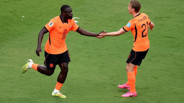 Oranje take command with 2-0 half-time lead