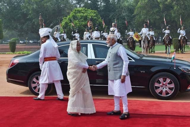 নয়া দিল্লির রাষ্ট্রপতি ভবনে প্রধানমন্ত্রীকে আনুষ্ঠানিক সংবর্ধনা