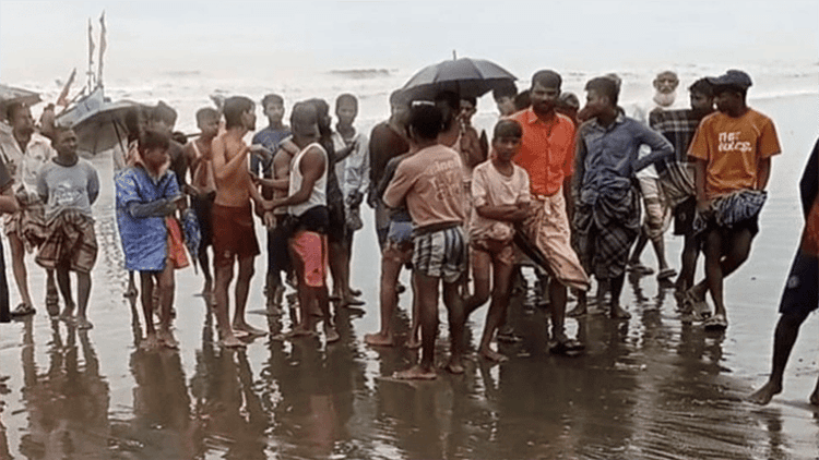 18 rescued, 13 missing after Rohingya boat capsizes off Teknaf coast