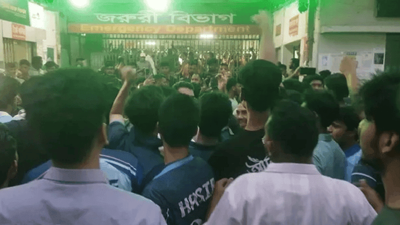 Clash between DU students, doctors at DMCH