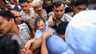Police pick up Rahul-Priyanka-Akhilesh from protest