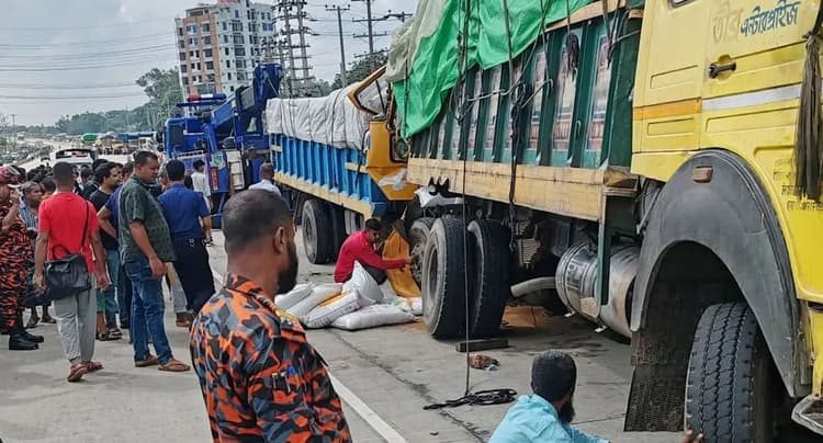 Three killed as speeding truck crashes into lorry in Bogura