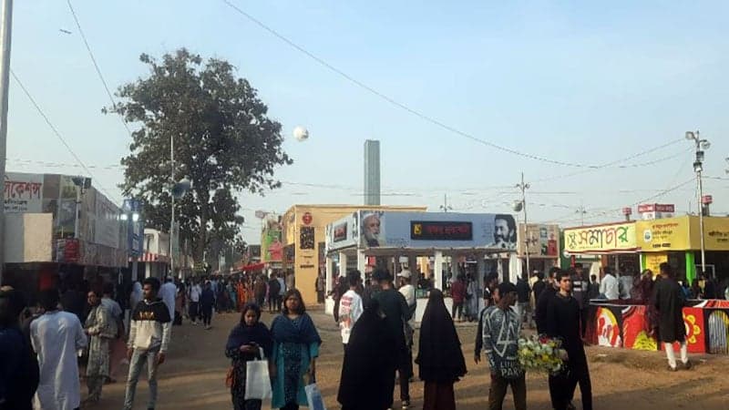 Huge crowd delights sellers