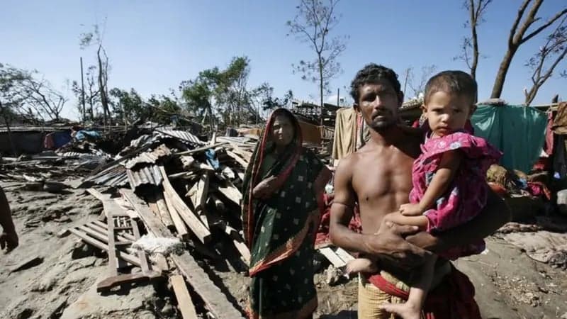 সিডরের স্মৃতি: ডাইন পাশ দিয়া যান, বাম পাশে গণকবর