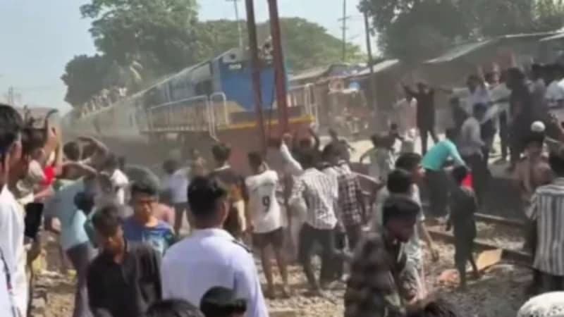 20 injured as Bhairab residents block rail demanding district status