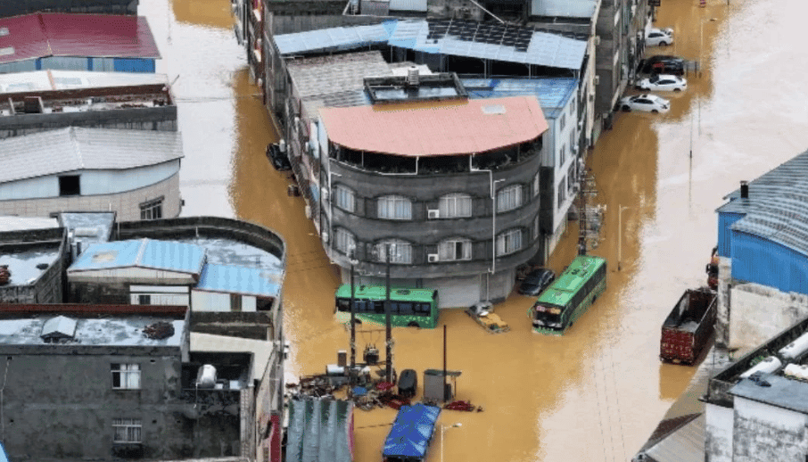 China flood death toll rises to 17, thousands evacuated