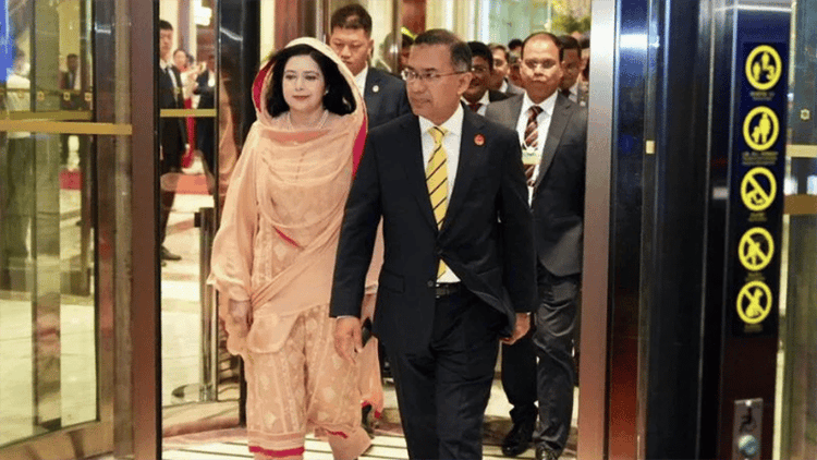 PM leaves Dalian for Beijing by bullet train