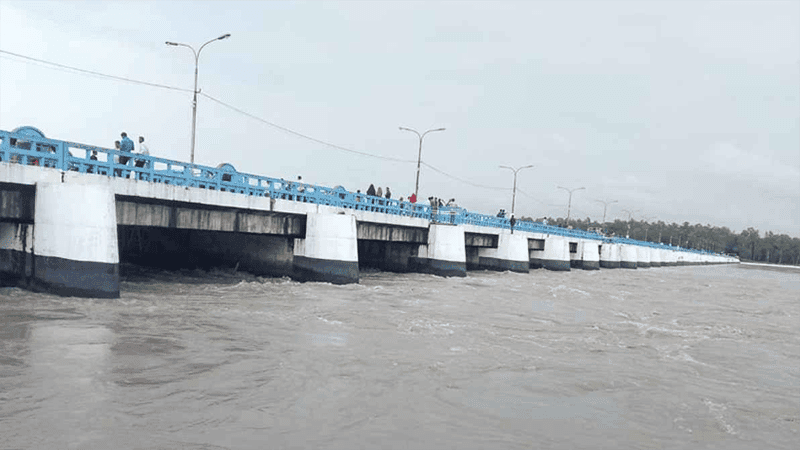 Teesta water level rises due to heavy rain, 44 sluice gates opened