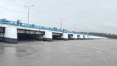Teesta water level rises due to heavy rain, 44 sluice gates opened