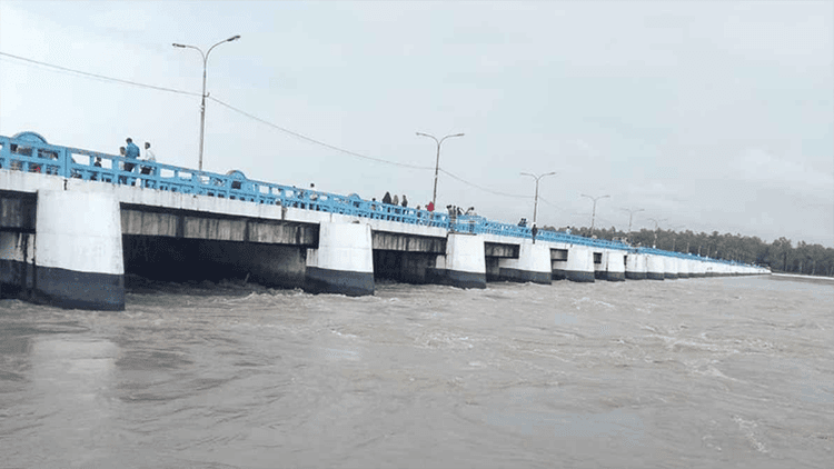 Teesta water level rises due to heavy rain, 44 sluice gates opened