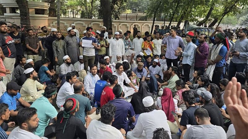 Protest continues in front of Jamuna demanding ban on AL