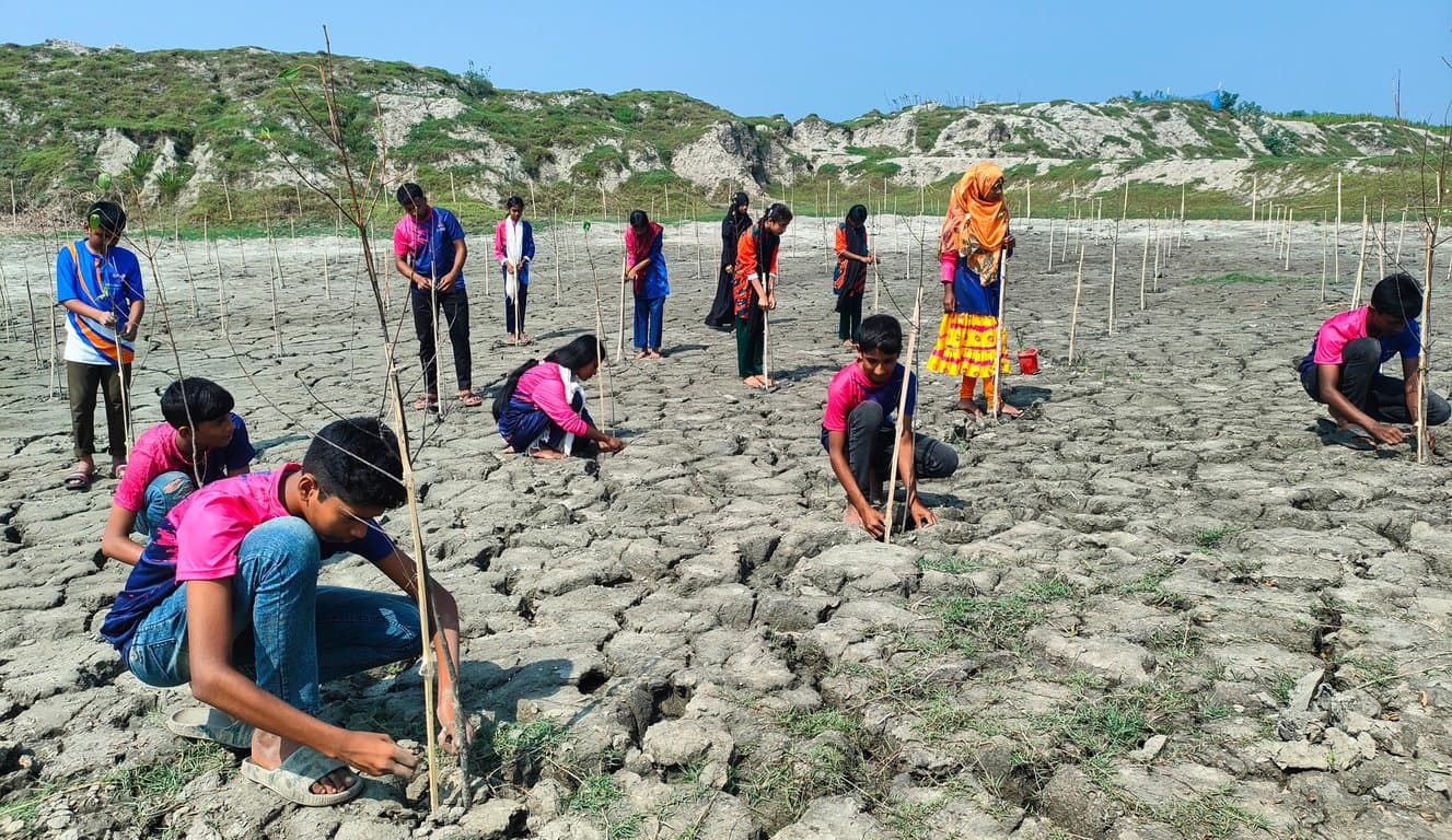 2,000 trees planted along Betna River to combat climate change