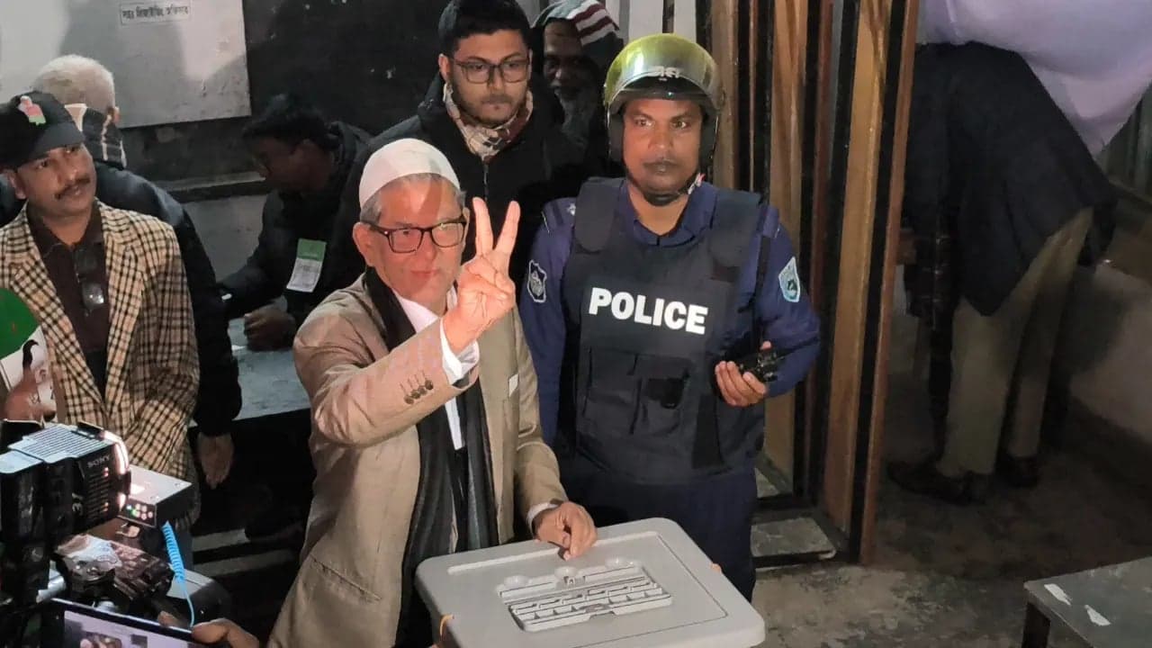 Mirza Fakhrul casts vote in his constituency