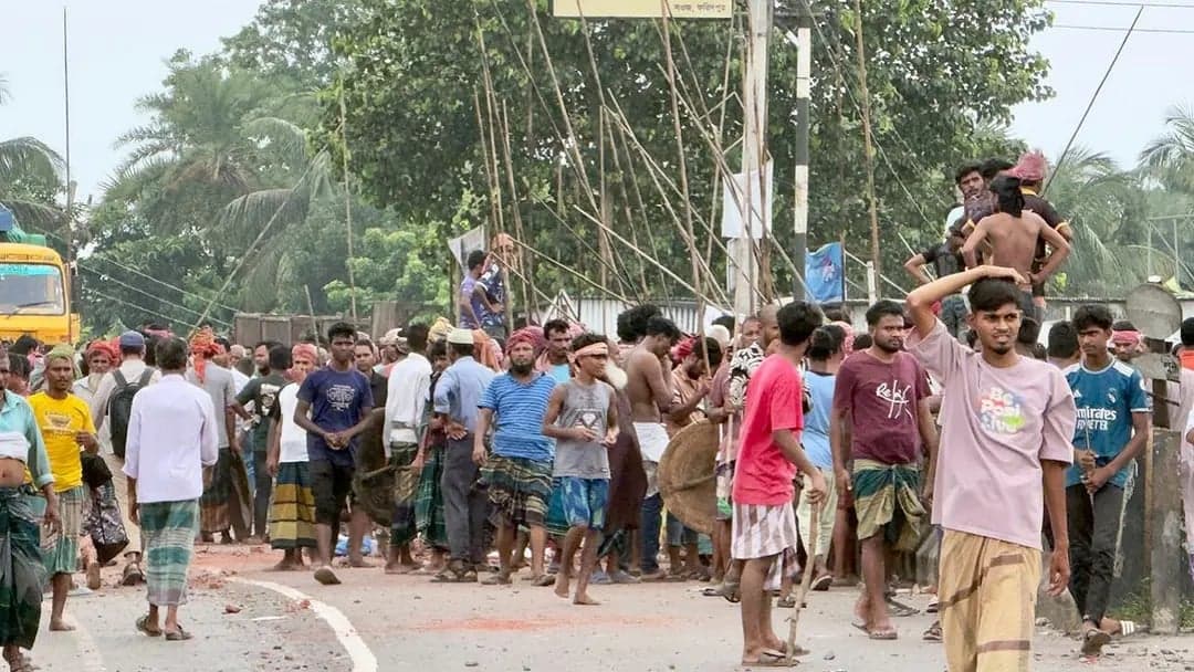 Police, journalists among 60 injured in Bhanga clash