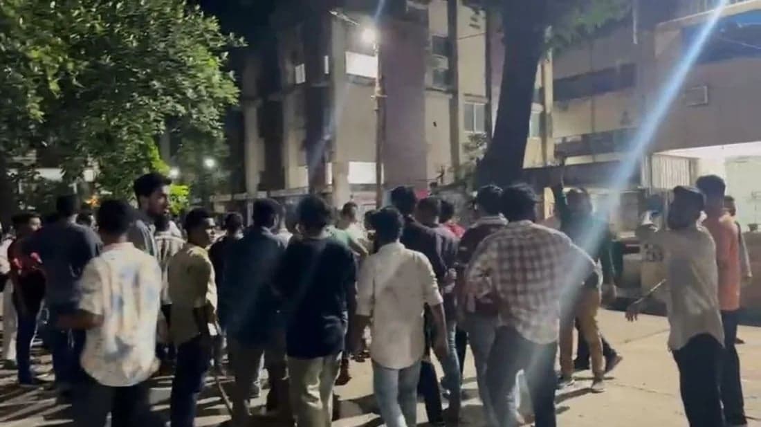 Three injured in Chhatra Dal clash over stage seating at JnU