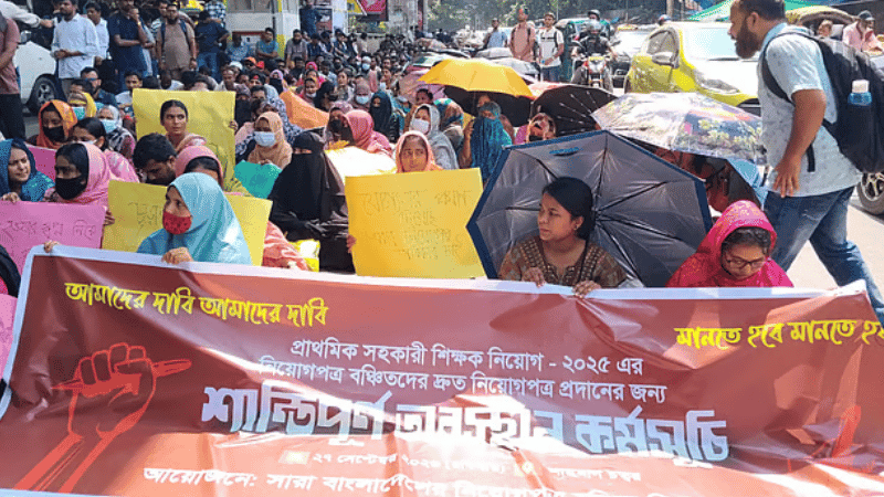 Primary teacher candidates stage sit-in at Shahbagh over appointment letters