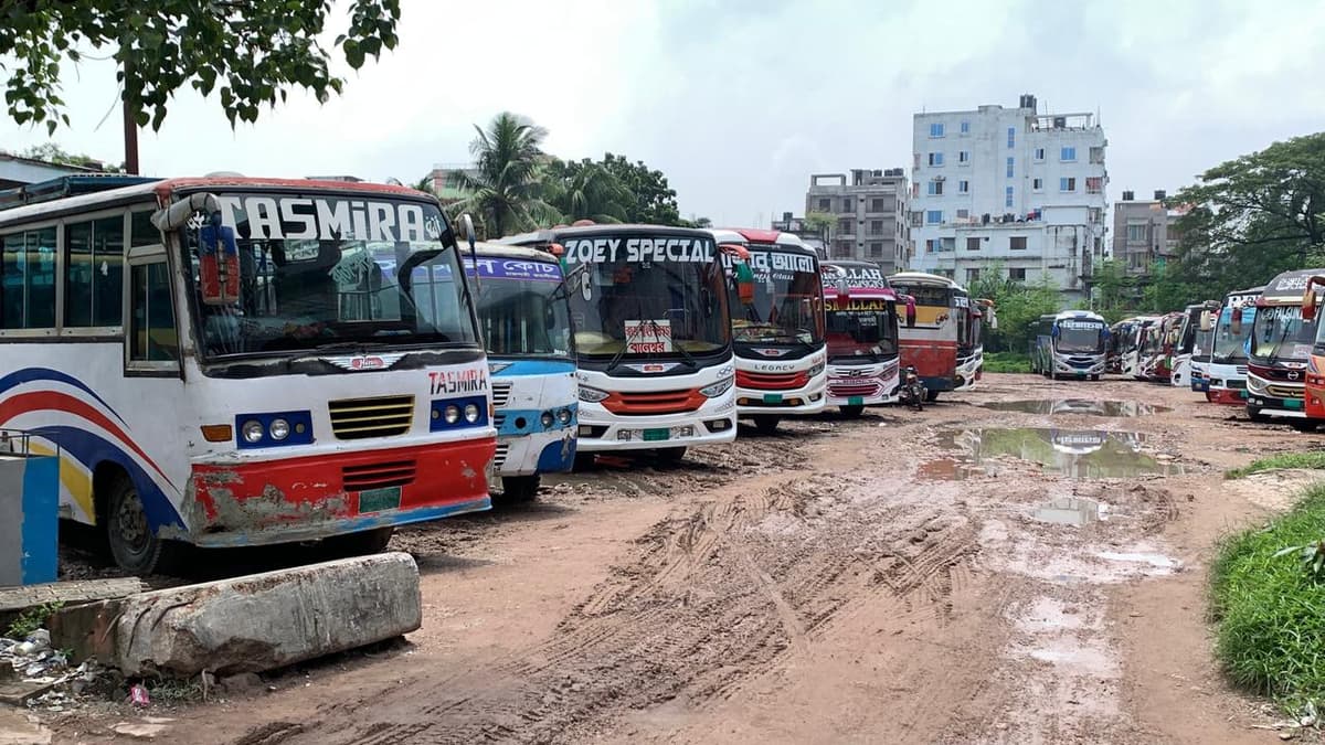 Owners-workers feud leaves Rajshahi inter-district buses off roads