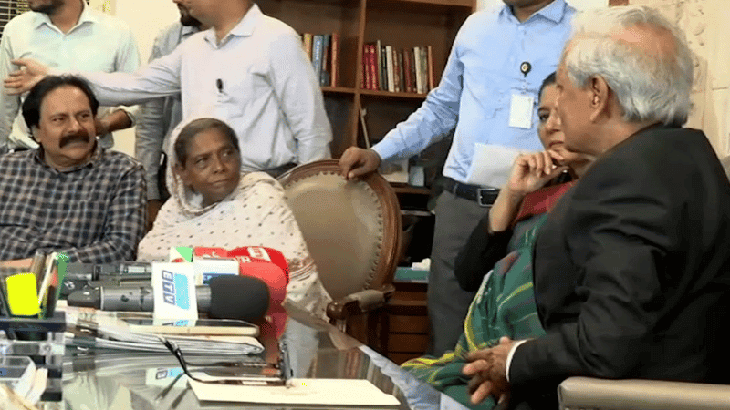 Viral singer Laili Begum gets Tk3lakh reward