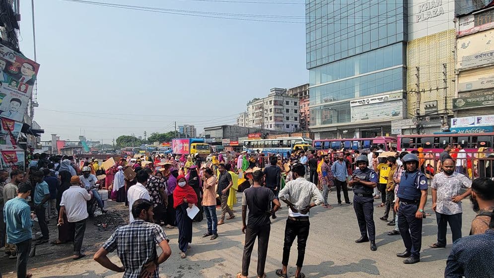 Workers block highway demanding arrears