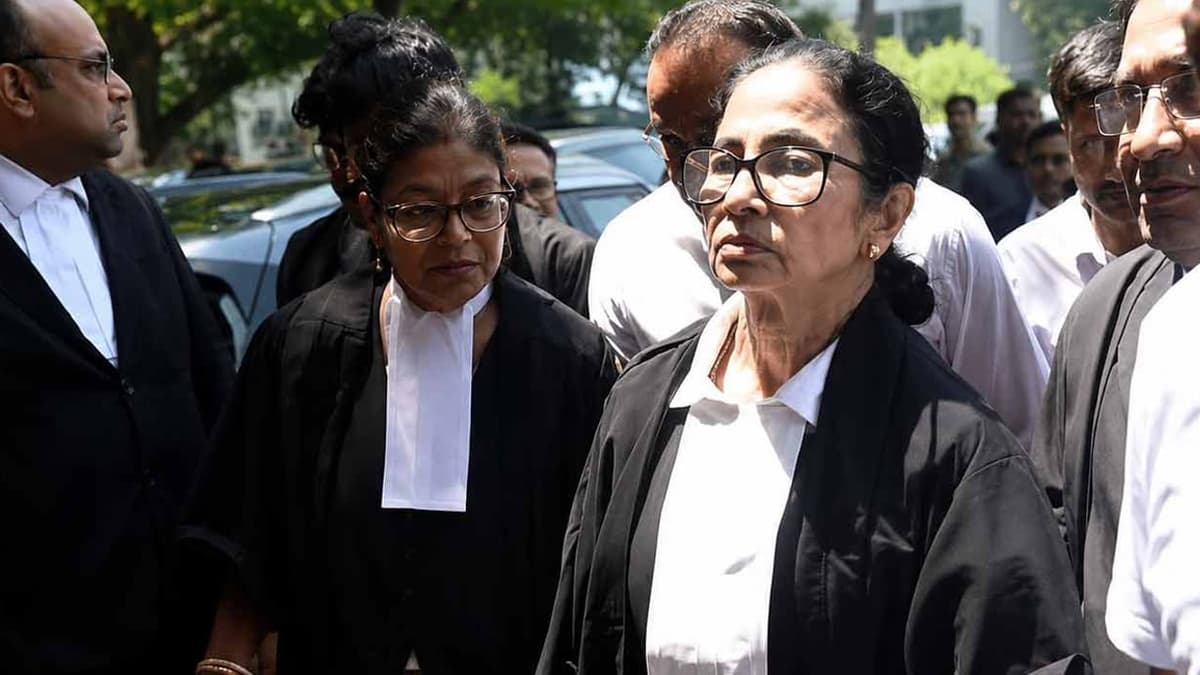 Mamata Banerjee appears at Kolkata High Court in lawyer's attire