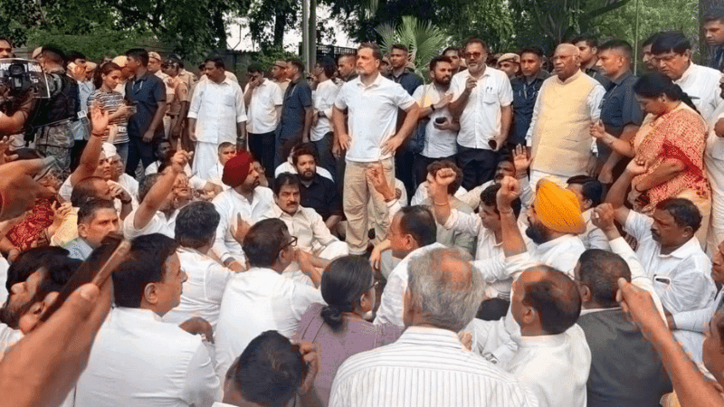 Rahul, Priyanka lead protest outside PM Modi's residence