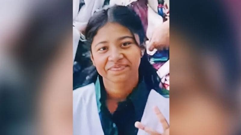 Schoolgirl hacked to death in Rayerbazar, one arrested