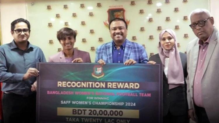 BCB gives Tk 20 lakh cheque to women's football team