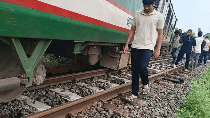 Four bogies derail in Natore, Dhaka-North Bengal rail link cut off