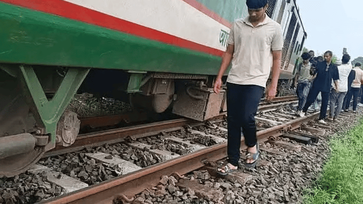 Four bogies derail in Natore, Dhaka-North Bengal rail link cut off