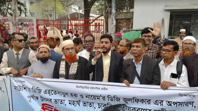 Teachers-staff lay siege to Shikkha Bhaban demanding DSHE DG's removal