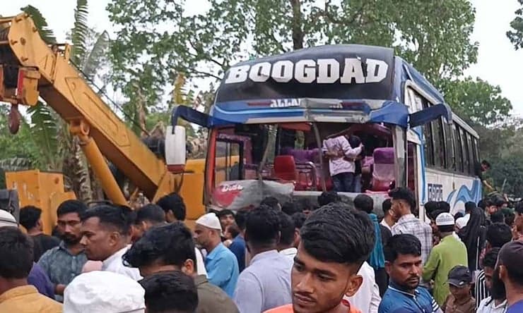 15 injured in head-on collision between bus and truck in Madaripur