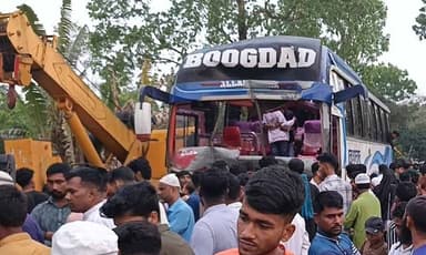 15 injured in head-on collision between bus and truck in Madaripur