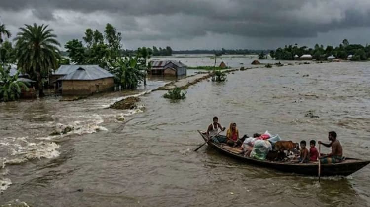 Flood situation worsens in 10 districts, rivers flowing above danger level