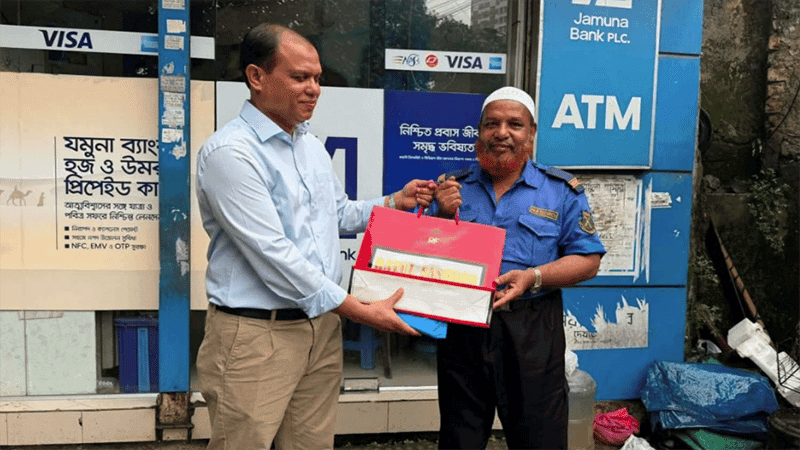 ATM booth guard receives gift from PM