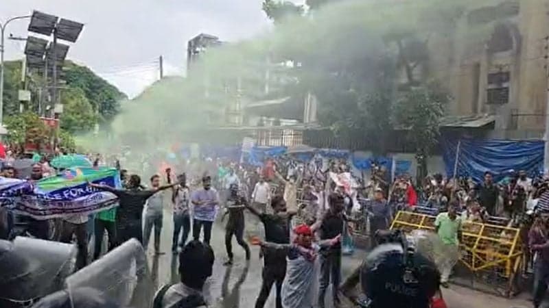 Police fire sound grenades to disperse dismissed BGB protesters in Kakrail